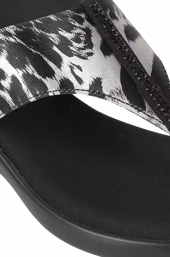 Lazera women   s animal print wedge thong sandals (1612)