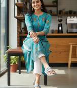 Women’s flat toe-loop sandals