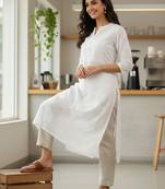 Women’s flat toe-loop sandals