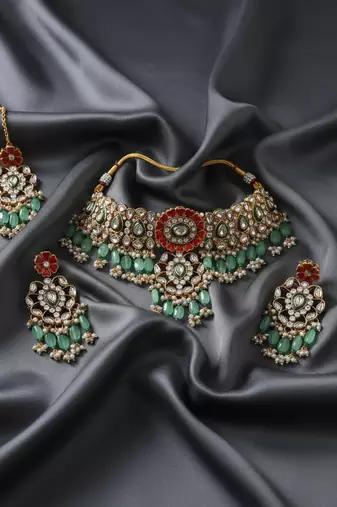 Elegant kundan & meenakari choker set - traditional green & red bridal jewelry with maang tikka