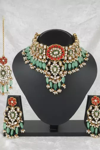 Elegant kundan & meenakari choker set - traditional green & red bridal jewelry with maang tikka