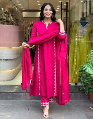 Dhutapasvi-chanderi-embroidery-work-kurti-set 3