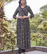 Women black printed anarkali kurta set with v-neck & ethnic motif print
