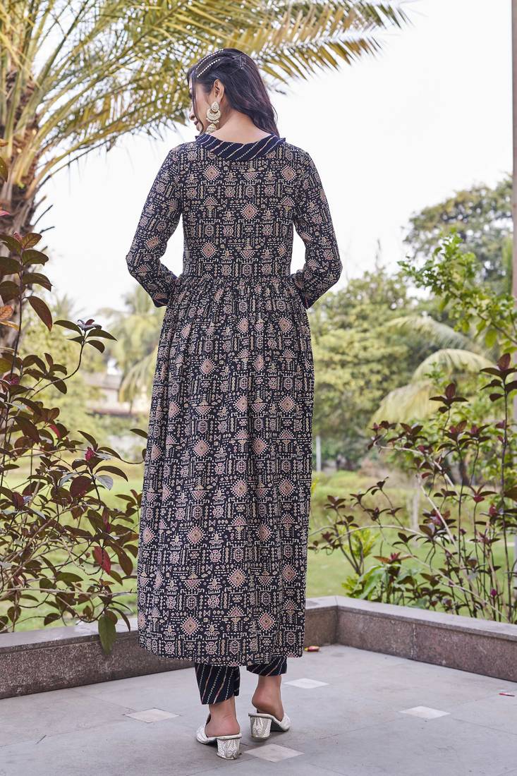 Women black printed anarkali kurta set with v-neck & ethnic motif print