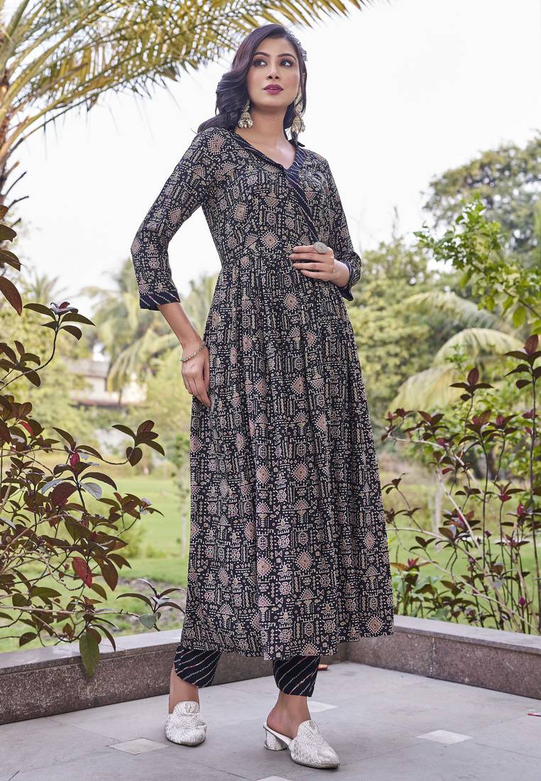 Women black printed anarkali kurta set with v-neck & ethnic motif print