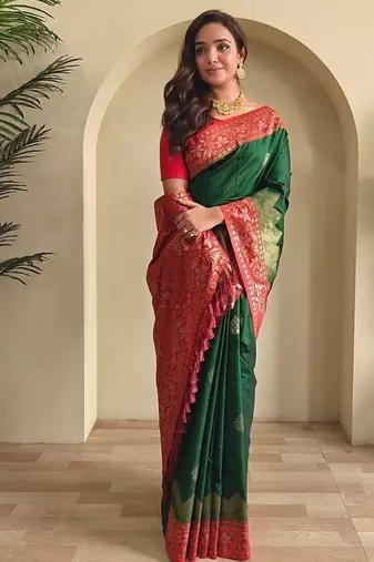 Green dual tone silk weaving saree with unstitched blouse
