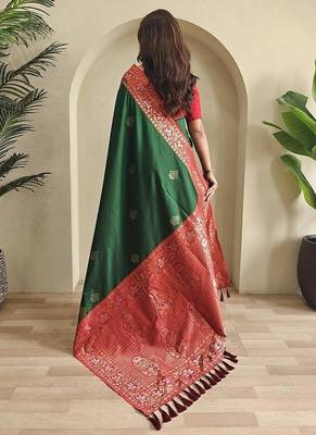 Green dual tone silk weaving saree with unstitched blouse 2