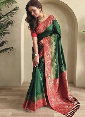 Green dual tone silk weaving saree with unstitched blouse 3