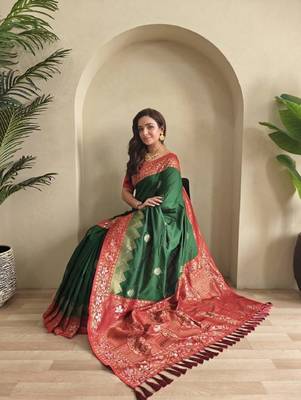Green dual tone silk weaving saree with unstitched blouse 4