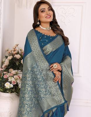Blue silk couple set kurta and saree with jacquard border 5