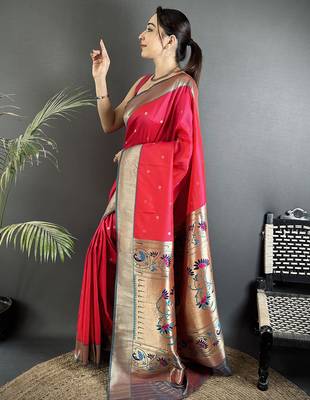 rani pink lichi silk blend peacock motifs zari weaving paithani saree 2