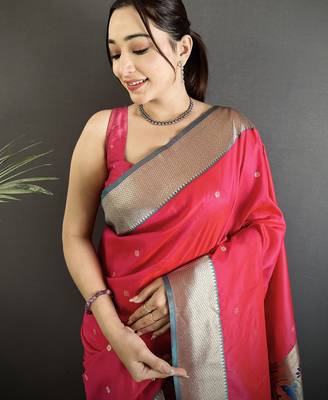 rani pink lichi silk blend peacock motifs zari weaving paithani saree 4