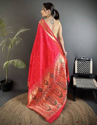 rani pink lichi silk blend floral ikkat motifs zari weaving paithani saree 3