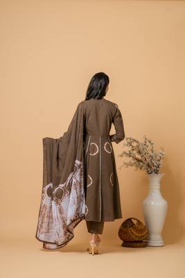 brown cotton suit set with tie & dye designs 4