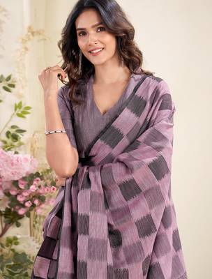 Women mauve purple checked linen saree with floral pallu 4