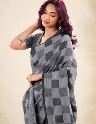Women grey & black checked linen saree with floral pallu 4