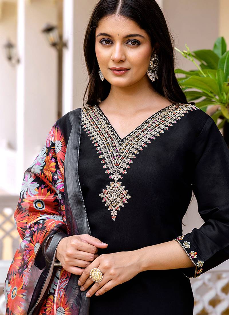 Black viscose chanderi embroidered kurta set