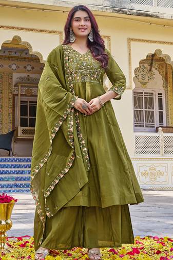 Women Floral Embroidered Empire Thread Work Mull Chanderi  Kurta Pant With Dupatta