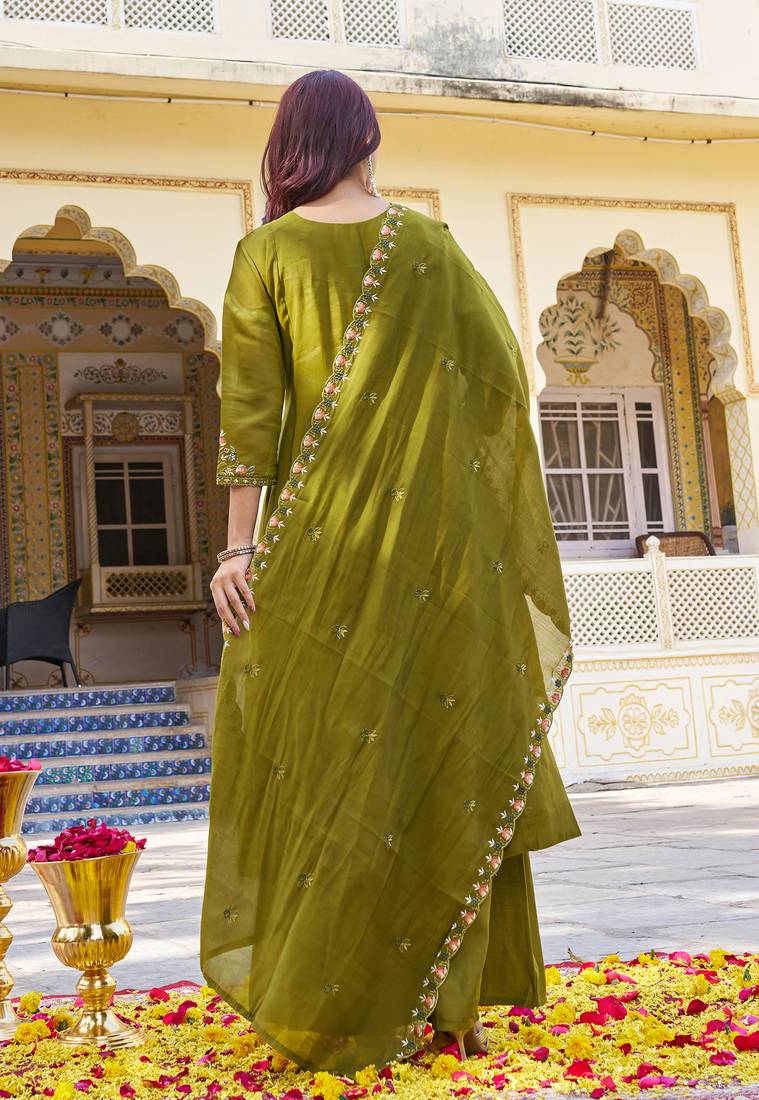 Women Floral Embroidered Empire Thread Work Mull Chanderi  Kurta Pant With Dupatta