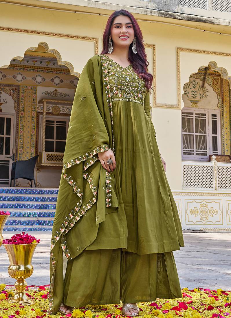 Women Floral Embroidered Empire Thread Work Mull Chanderi  Kurta Pant With Dupatta