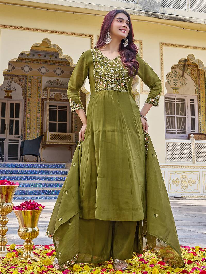 Women Floral Embroidered Empire Thread Work Mull Chanderi  Kurta Pant With Dupatta