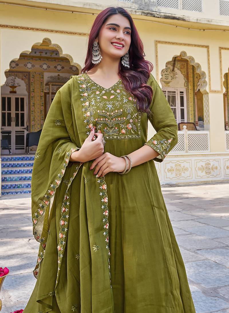 Women Floral Embroidered Empire Thread Work Mull Chanderi  Kurta Pant With Dupatta