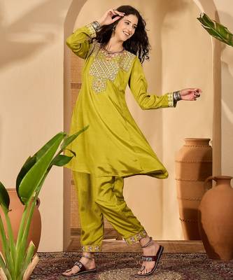 Women chinon silk blend embroidered green kruta set 2