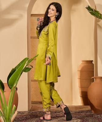 Women chinon silk blend embroidered green kruta set 1