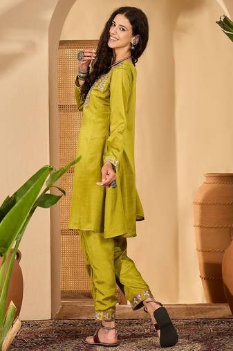 Women chinon silk embroidered green kruta set
