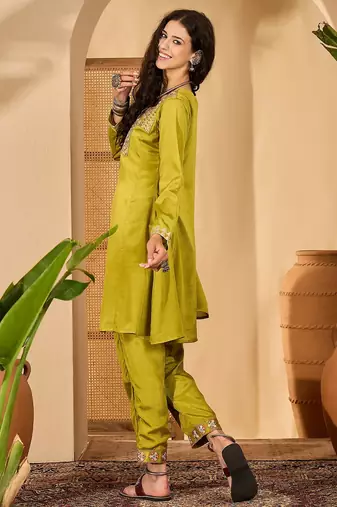 Women chinon silk embroidered green kruta set