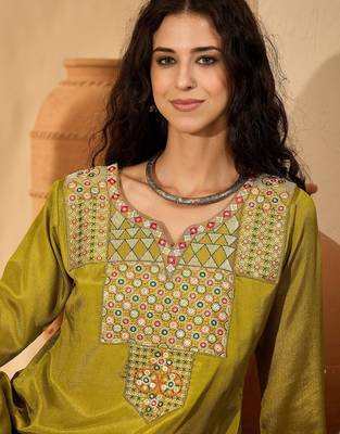 Women chinon silk blend embroidered green kruta set 4