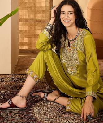 Women chinon silk blend embroidered green kruta set 5