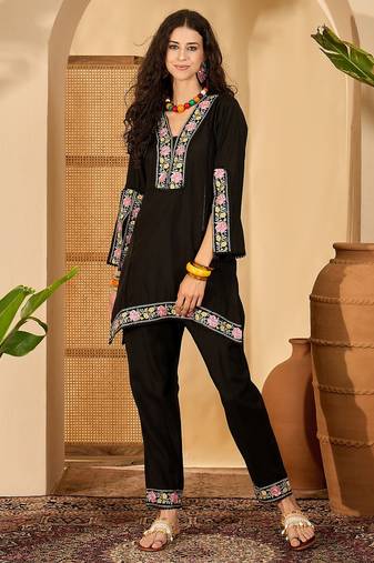 Women roman silk embroidered black kruta set