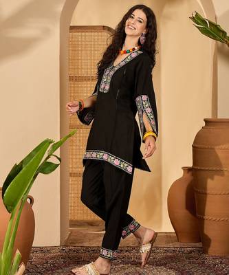 Women roman silk blend embroidered black kruta set 3