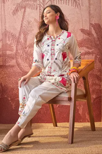 Women roman silk embroidery off white kruta set