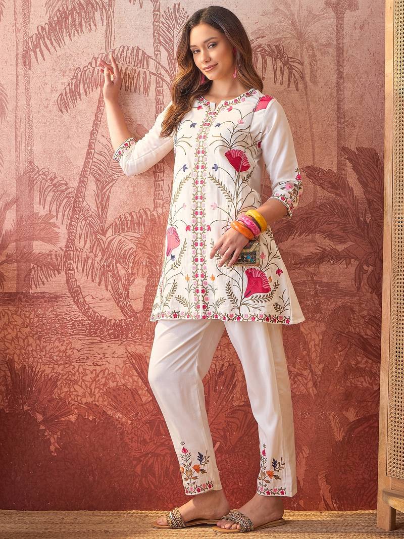 Women roman silk embroidery  off white kruta set