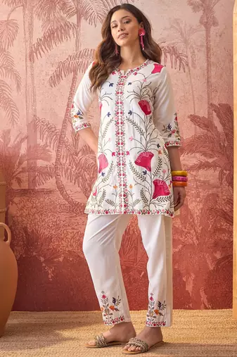 Women roman silk embroidery off white kruta set