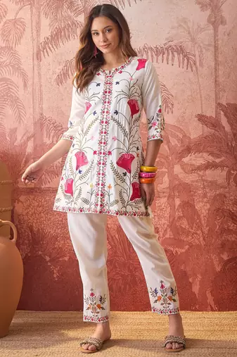 Women roman silk embroidery off white kruta set