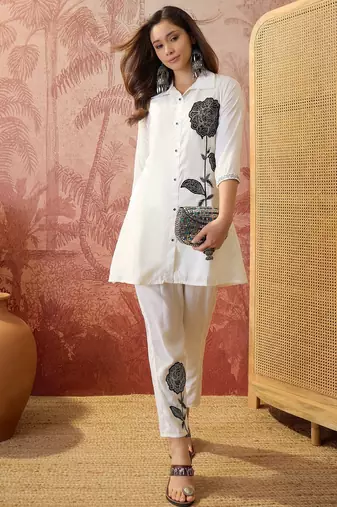 Women roman silk embroidery off white kruta set