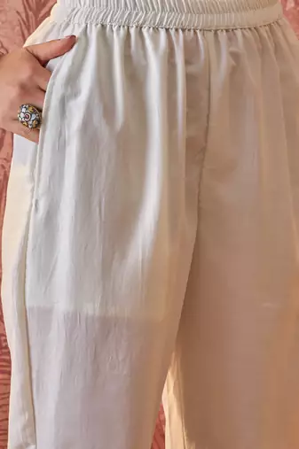 Women roman silk embroidery off white kruta set