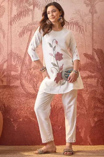 Women roman silk embroidery off white kruta set