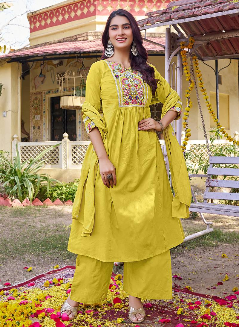 Women Floral Embroidered Empire Thread Work Cotton Cambridge Kurta  Pant & With Dupatta