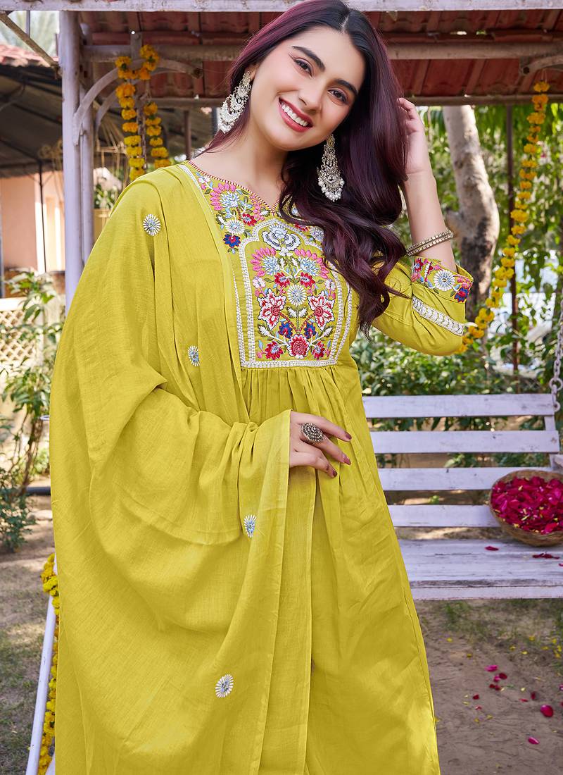 Women Floral Embroidered Empire Thread Work Cotton Cambridge Kurta  Pant & With Dupatta