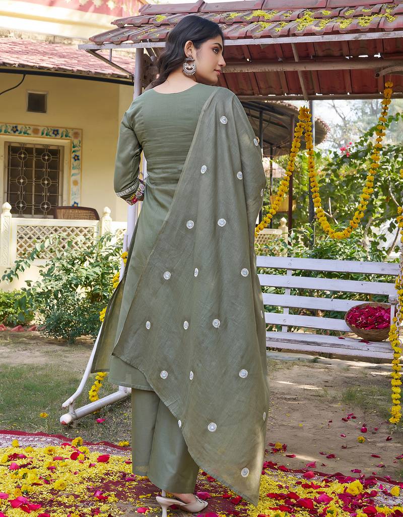 Women Floral Embroidered Empire Thread Work Cotton Cambridge Kurta  Pant & With Dupatta