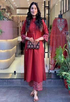 Floral embroidered round neck  cotton kurta & trouser set 3