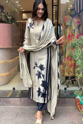 Floral embroidered round neck muslin kurta trouser & dupatta set 2