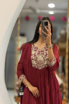 Floral embroidered v neck  cotton kurta trouser & dupatta set 2