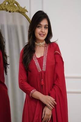Floral embroidered v neck  cotton kurta trouser & dupatta set 3