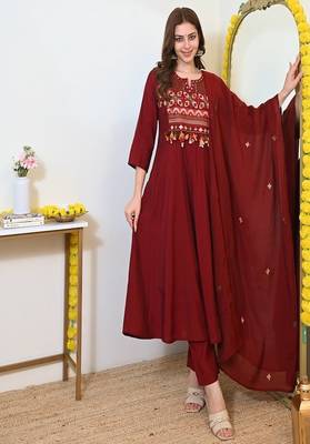 Floral embroidered u neck  cotton kurta trouser & dupatta set 1