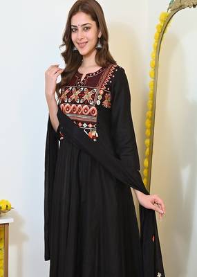 Floral embroidered u neck  cotton kurta trouser & dupatta set 3